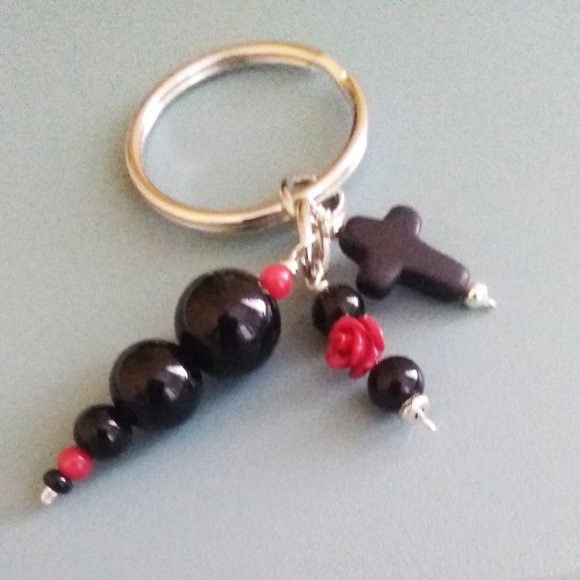 NatureLoversJewelry Accessories - Remembrance Key Chain: Red Roses + Black Cross